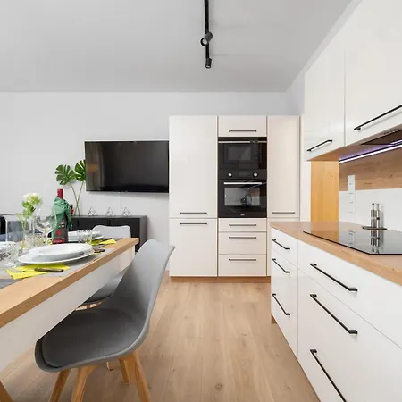Miedziana 6 & 18 With Free Garage By Renters 公寓