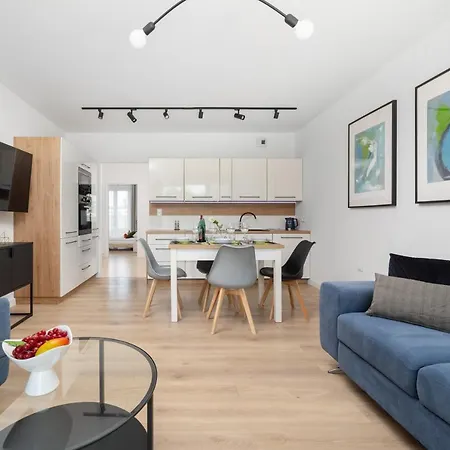 Miedziana 6 & 18 With Free Garage By Renters Apartment